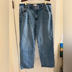 Abercrombie 90’s style High Rise Relaxed jeans in excellent condition.